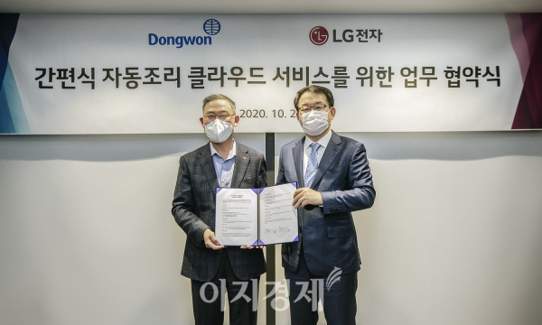 송대현(왼쪽) LG전자 H&A사업본부장과 김재옥 동원F&B 대표이사가 10월29일 서울시 강남구 LG전자 시그니처 키친 스위트 쇼룸에서 업무 협약을 맺고 기념촬영을 하고 있다.