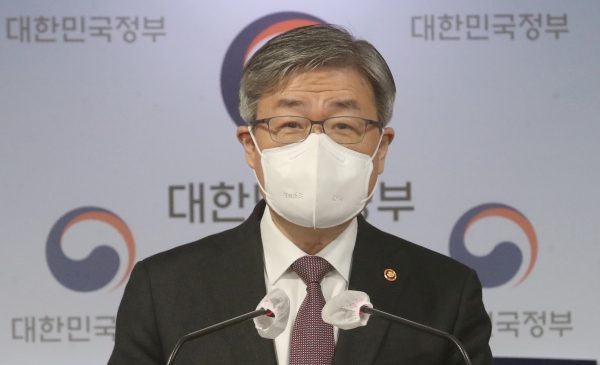 이재갑 고용노동부 장관이 서울 종로구 정부서울청사에서 주52시간제 현장 안착 브리핑을 진행하고 있다. 사진=뉴시스
