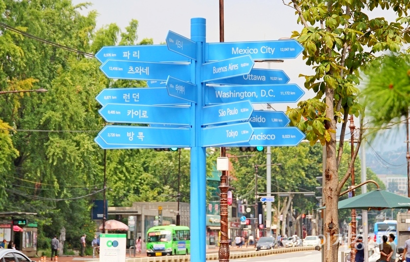 대학로 미로니에 공원에 세계 주요 도시가 위치한 방향과 거리가 각각 적혀 있다. 사진=정수남 기자