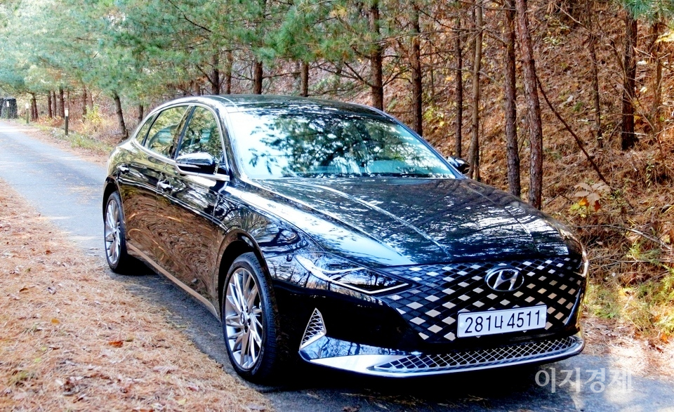 2017년부터 지난해까지 내수 1위를 기록한 현대차 대형 세단 그랜저.