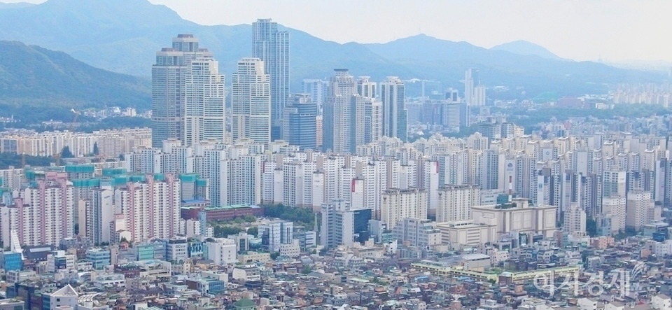 정부가 서민의 주거 안정을 위해 통합 공공임대주택 입주자격을 담은 ‘공공주택 특별법 시행령·시행규칙’ 개정안을 마련한다. 서울 강남구 전경.