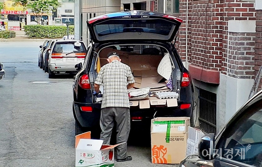 서울지하철 8호선 남한산성역 인근 주택가 골목에서 한 노인이 르노삼성 중형 SUV QM6에 내다 팔 폐지를 싣고 있다. 사진=정수남 기자