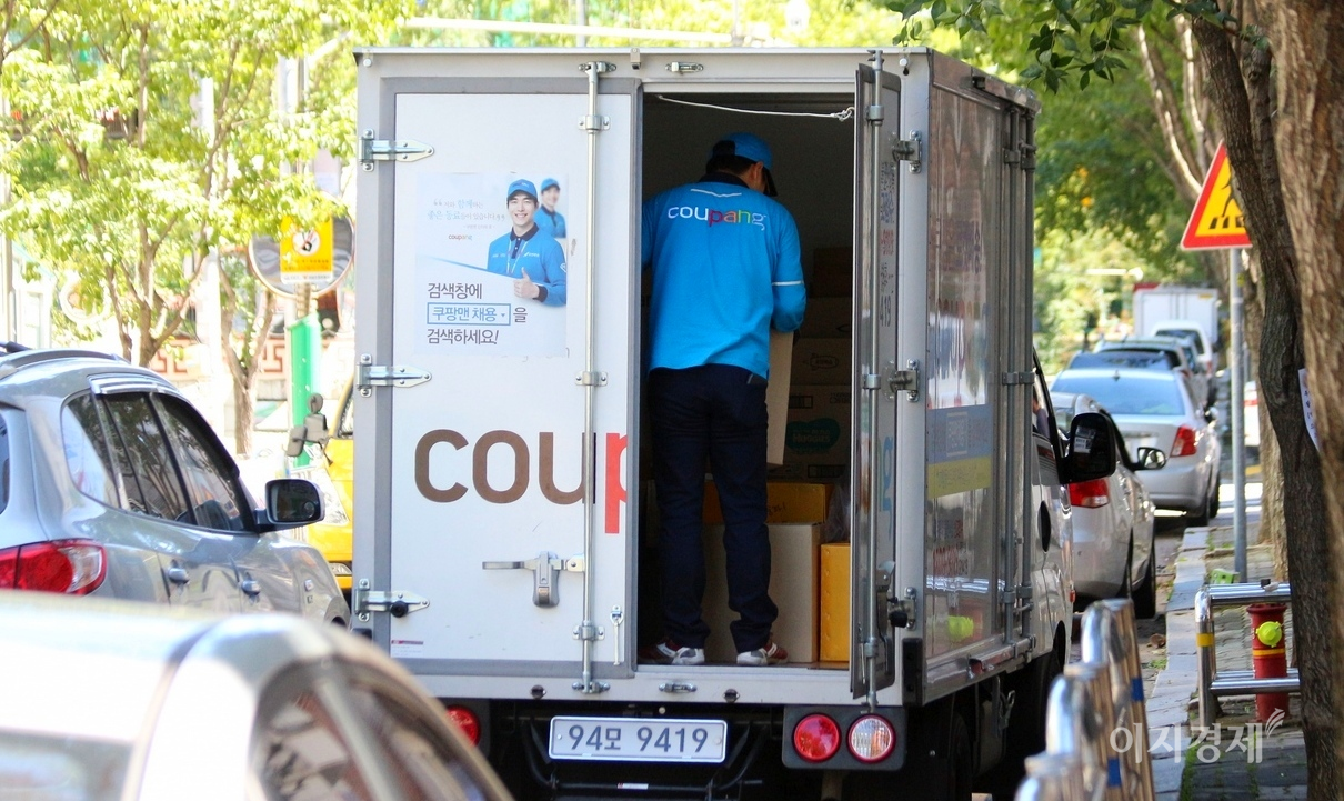 물류배송 전문업체 쿠팡이 배송과 분류 작업 이원화로 직원들의 어깨를 가볍게 하고 있다.