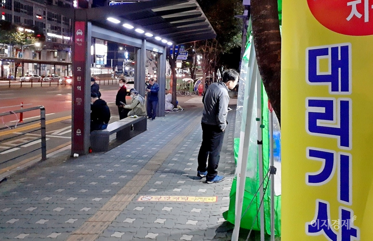 정부가 대리기사 등 특수형태근로종사자와 프리랜서에게 3차 긴급고용안정지원금 최대 100만원을 지원한다. 경기도 성남시 성남대로 모란역 구간에 있는 대리운전기사 집합소의 새벽 모습.