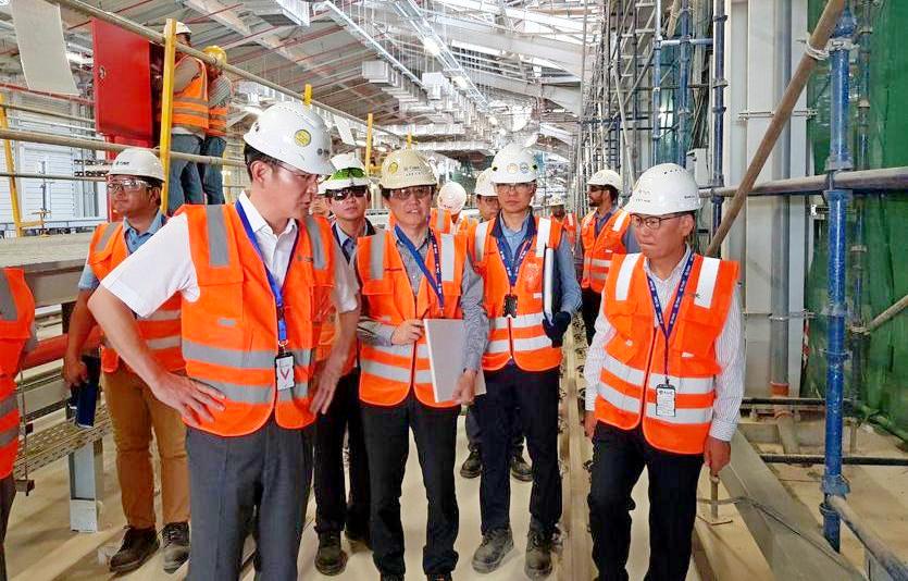 이재용 부회장이 2019년  하반기 삼성물산이 건설하고 있는 사우디아라비아 리야드 도심 지하철 공사 현장을 둘러보고 있다. 사진=삼성전자