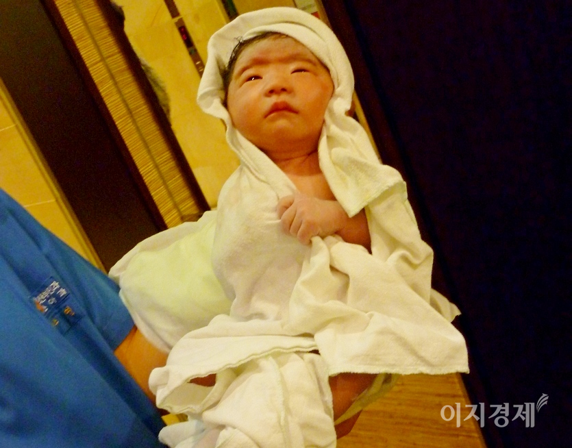 지난해 11월 출생아가 2만명을 간신히 넘기면서, 국내 인구 자연감소가 13개월째 지속됐다. 갖 태어난 아기. 사진=김보람 기자