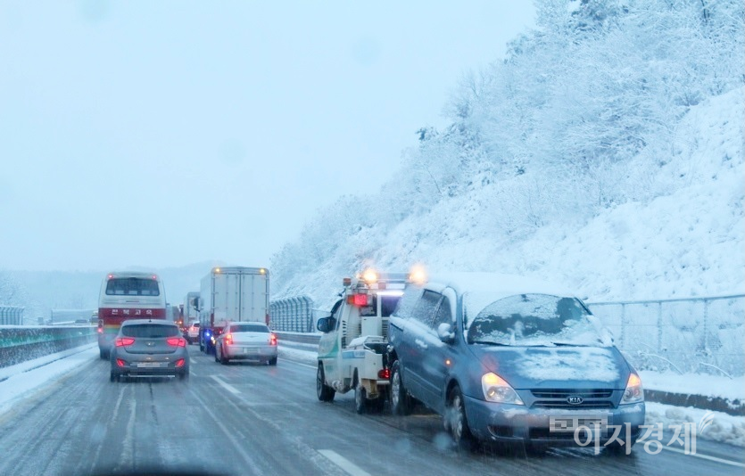 이달 초 내린 눈으로 차량들이 거북이 걸음을 하고 있다. 서천당진고속국도 모습. 사진=김보람 기자