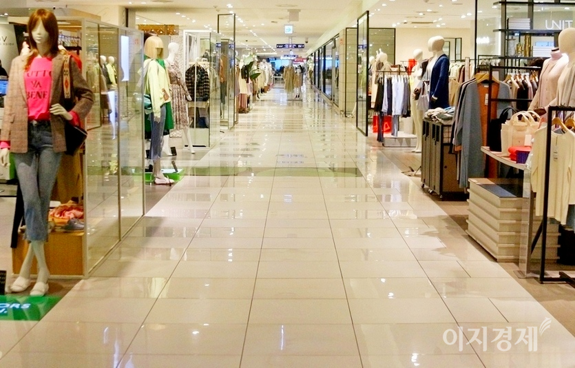 코로나19 1차 확산기인 지난해 4월 서울 도심에 자리한 한 백화점에 손님이 없다. 사진=김보람 기자