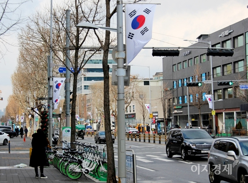 방배로에 걸린 태극기가 강풍에 휘날리고 있다. 사진=김보람 기자