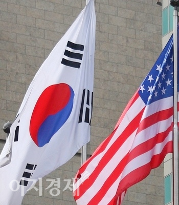 올해 미국 경제가 전년보다 5.1% 성장할 전망이라, 한국 경제회복도 속도를 낼 전망이다. (왼쪽부터)태극기와 미 국기인 성조기. 사진=문룡식 기자