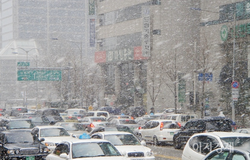 1월 마지막 주말에도 아침 최저 영하 12도 등 한파가 이어지겠다. 서울·경기 등 중부지방은 새벽부터 오전 한때 비나 눈이 오겠다. 전국 미세먼지 농도 ‘나쁨’ 수준이다. 28일 오전 서울에는 많은 눈이 내렸다. 사진=김보람 기자