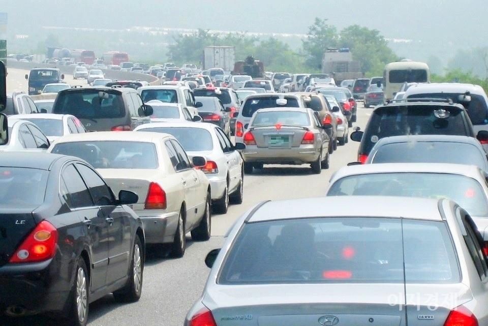 1월 마지막 주말 교통상황은 설 연휴 전 물동량 증가로 평소 주말보다 혼잡이 예상된다. 이번 주말 전국에서 760만대 이상의 차량이 이동할 전망이다. 지난해 추석 중부고속국도 모습. 사진=김보람 기자29일 한국도로공사에 따르면 전국 고속도로 예상 교통량은 30일(토) 413만대, 31일(일) 349만대다.