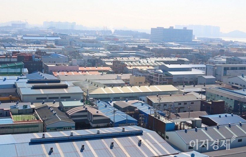 지난해 코로나19 여파로 국내 모든 산업생산이 사상 처음으로 마이너스를 기록했다. 인천 만동공단 전경. 사진=김보람 기자