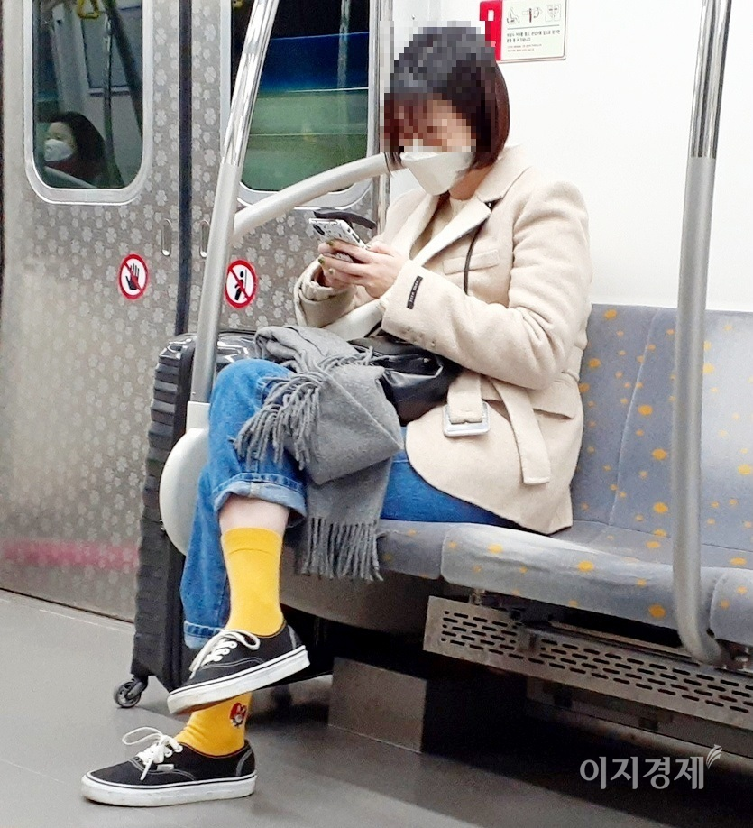 30대로 보이는 한 여성이 여행을 가는 듯, 캐리어를 들고 30일 이른 아침 서울지하철 9호선 김포공항행 열차에 탑승했다. 사진=김보람 기자