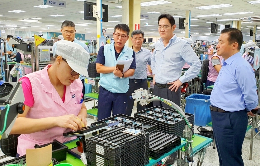 이재용 부회장은 전년에 이어 지난해에도 현장 경영에 방점을 뒀다. 이 부회장이 지난해 1월 자사의 브라질 공장을 찾아 공장 현황 등을 살피고 있다. 사진=삼성전자