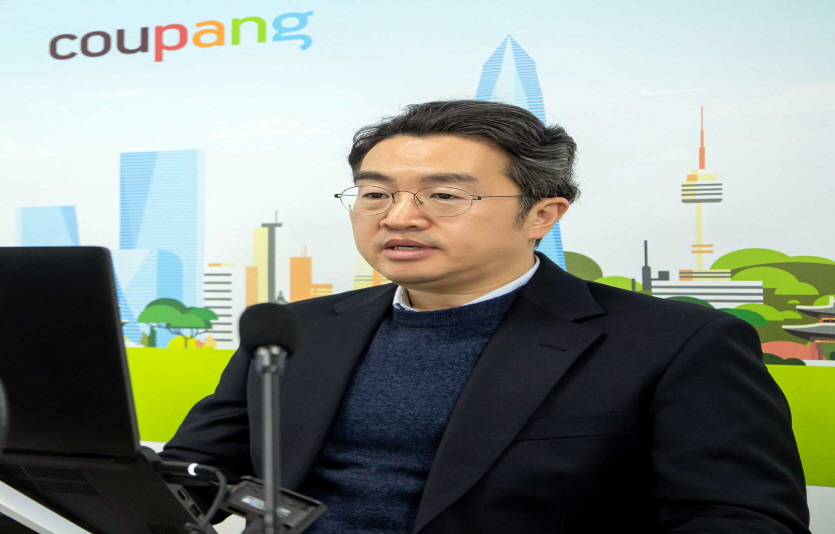 강한승 쿠팡 대표가 2월2일 진행된 공정위·유통업계·중소납품업체 간 상생 협약식에 비대면으로 참여하고 있다. 사진=쿠팡