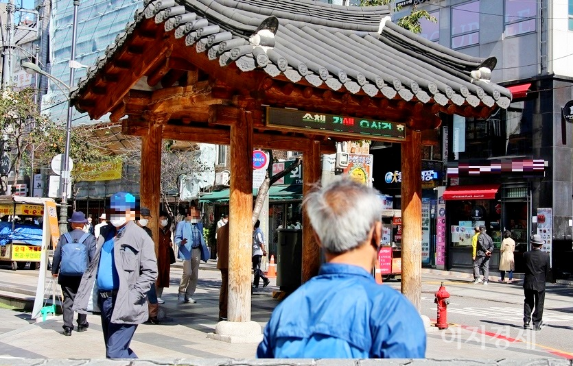 수도권 노인들의 집합소인 서울 종로3가에 가면 국내 노인복지의 현주소를 볼 수 있다. 이곳에는 탑골공원과 종묘공원, 광장시장 등이 있어 코로나19 정국이만, 여전히 65세 이상 노인들이 많이 찾고 있다. 사진=김보람 기자