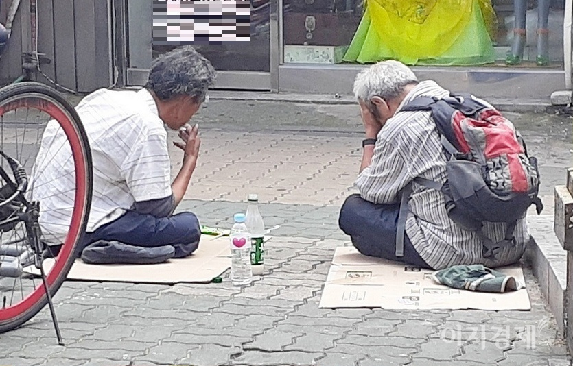 지난해 9월 노인들이 대낮부터 종로 인도에 앉아 술추렴을 하고 있다. 사진=김보람 기자