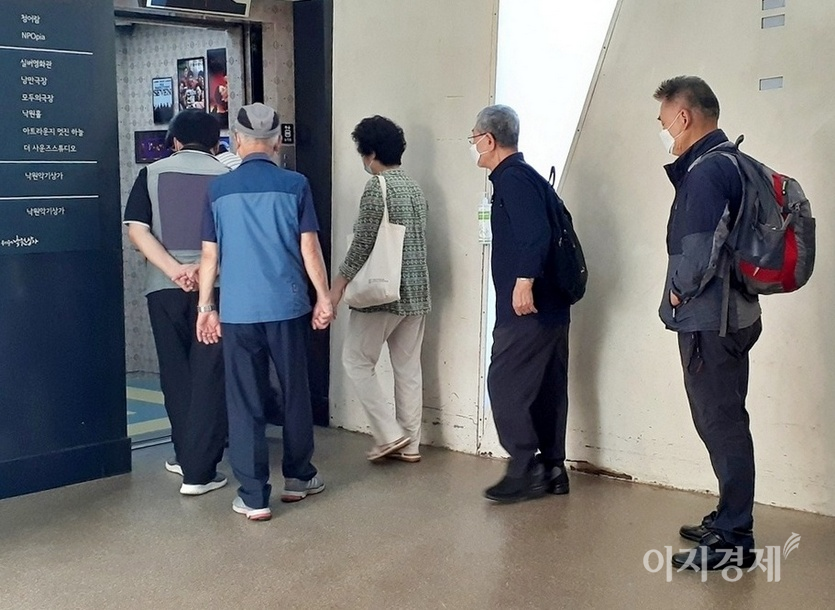 노인들도 문화생활을 한다. 종로3가 낙원상가에 위치한 실버영화관(옛 허리우드 극장)에서 영화를 관람하기 위해 노인들이 승강기를 타고 있다. 이곳의 관람료는 55세 이상의 경우 모든 회차와 평일, 주말 모두 2000원이다. 사진=김보람 기자