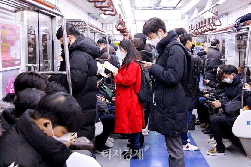 옆에 있는 여성과 객차 안 승객들은 여전히 두꺼운 겨울 외투로 중무장 했다. 사진=김보람 기자