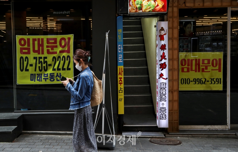 서울 중구 명동거리 점포에 임대문의 문구가 붙어있다. 사진=고성준 기자