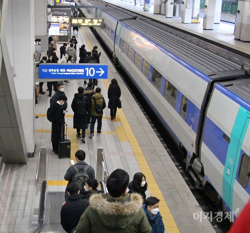 승객들이 이날 8시 20분 목포행 KTX 열차를 타기 위해 승강장으로 내려가고 있다. 사진=김보람 기자