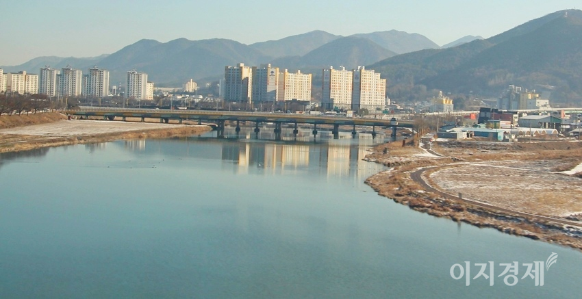 KTX가 전북 김제를 지나자 들판의 청보리가 잔설을 뜷고 고개를 내밀었다. 하천 물도 풀려 파란색이 짙어졌다. 사진=김보람 기자