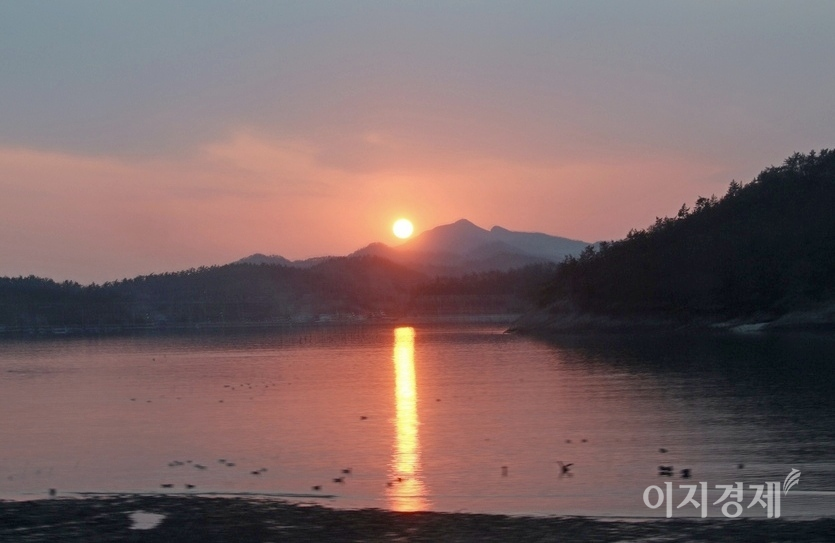 이날 해남은 낮 최고 기온이 10로 초봄 수준을 기록했다. 해남의 낙조도 깨끗해 익일 쾌청한 날을 예고했다. 이날 전남 지역의 코로나19 신규 학진자는 ‘0’이다. 사진=김보람 기자