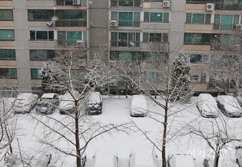 반면, 서울을 비롯해 일부 지역은 대설 특보가 발효되는 등 많은 눈이 내렸다. 경기도 성남시 중원구의 한 아파트 단지의 4일 새벽 모습. 사진=김보람 기자