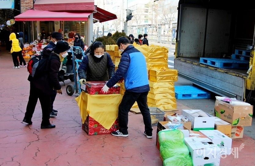 서울 서대문구에 있는 전통시장인 영천시장에 입점한 마트에 설 선물용 사과 상자가 들어오고 있다. 전통시장은 상대적으로 중장년층이 많이 찾아 발렌타인보다는 설 고객 잡기에 주력한다. 사진=김보람 기자.
