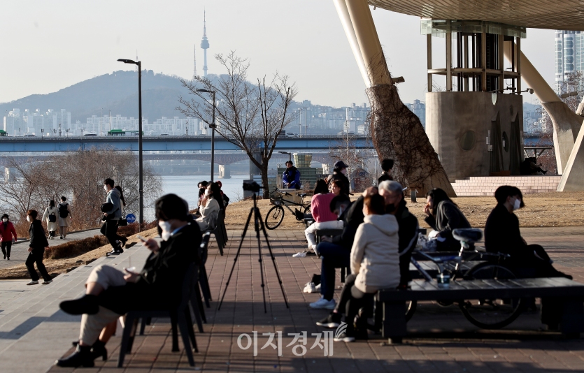 날씨가 풀리며 서울 등 수도권 낮 최고 기온이 13도를 가리킨 1월25일 오후 서울 광진구 뚝섬한강공원을 찾은 시민들이 즐거운 시간을 보내고 있다. 사진=고성준 기자