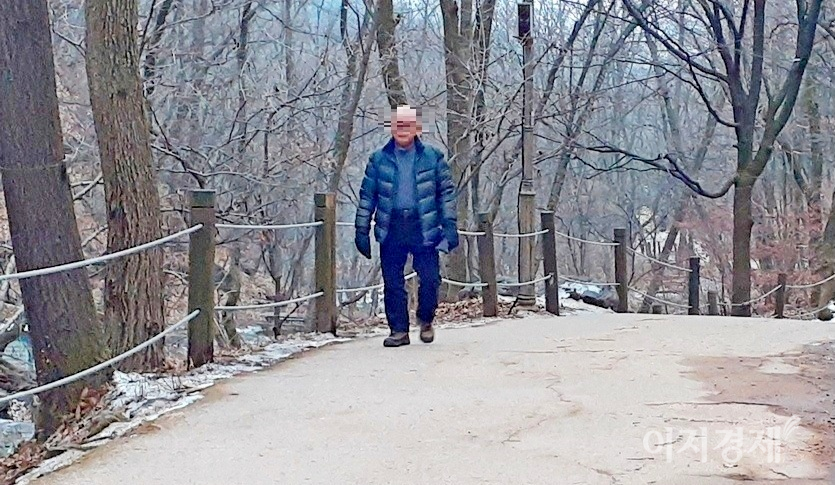 경기도가 지난해 중반 관내 마스크 착용을 의무화했지만, 이를 위반하는 도민이 부지기 수다. 남한산성도립공원 성남시 중원구 구간 등산로를 6일 아침 한 노인이 마스크 없이 오르고 있다. 사진=김보람 기자