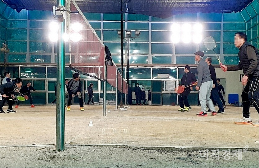 중원구민들은 시가 근린시설 사용을 금지했지만, 무단으로 사용하고 있다. 관내 (위부터)자혜공원 현수막과 황송공원 배드민턴장. 사진=김보람 기자