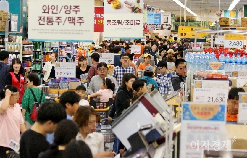 설 선물로 2030세대는 지난해보다 더 비싼 제품을, 4050세대는 더 많은 양을 구매한 것으로 나타났다. 코로나19 정국 전인 201년 추석을 앞둔 서울시 한 대형마트 모습. 사진=김보람 기자