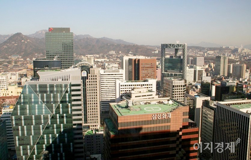 코로나19로 경기침체가 장기화 되고 있어, 기업 가운데 절반 이상이 정규직을 줄였거나 줄일 계획인 것으로 나타났다. 대기업 본사가 대거 자리한 서울 중구과 종로구 전경. 사진=문룡식 기자