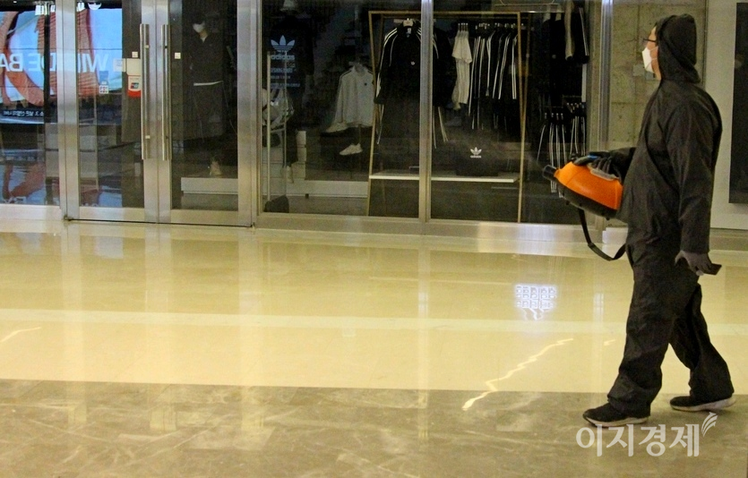 서울 삼성동에 있는 복합쇼핑몰 스타필드 코엑스에서 방역업체 직원이 쇼핑몰 곳곳을 소독하고 있다. 10여명의 방역업체 직원들은 매일 아침 6시부터 8시까지 몰 곳곳을 소독하고 있다. 코엑스 인근에는 아셈타워, 무역센터빌딩, 도심공항과, 현대백화점, 조대형 호텔 3곳, 서울지하철 삼성역 등이 자리해 하루 유동인구가 100만명을 넘는다. 사진=김보람 기자