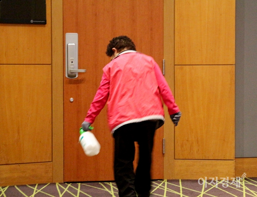 코엑스 직원도 전시장과 세미나실 등을 매일 소독하고 있다. 사진=김보람 기자