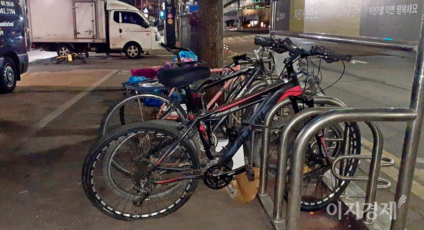 인도에 널브러져 있는 카카오자전거 사이를 택배차량이 어렵사리 들어오고 있다. 사진=이민섭 기자