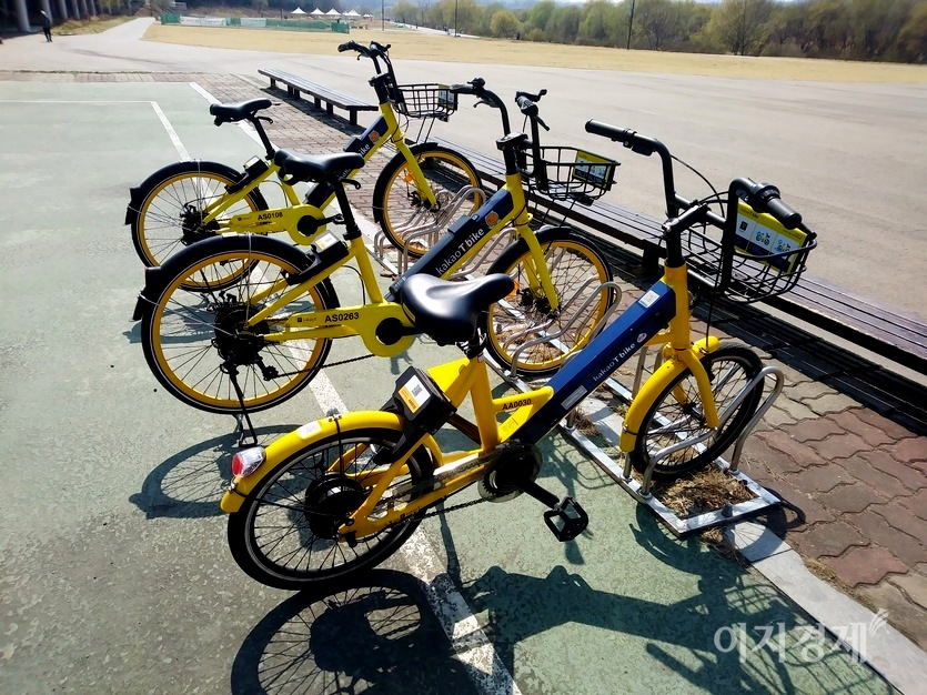 카카오자전거도 주차대만 있으면 된다. 탄천 성남구간 자전거도로에 마련된 주차대에 카카오자전거가 놓였다. 사진=이민섭 기자