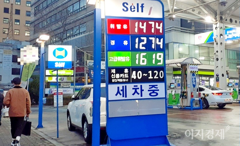 이번 주 초 서울 서초 사평대로에 있는 한 셀프주유소의 유가 현황. 사진=김보람 기자