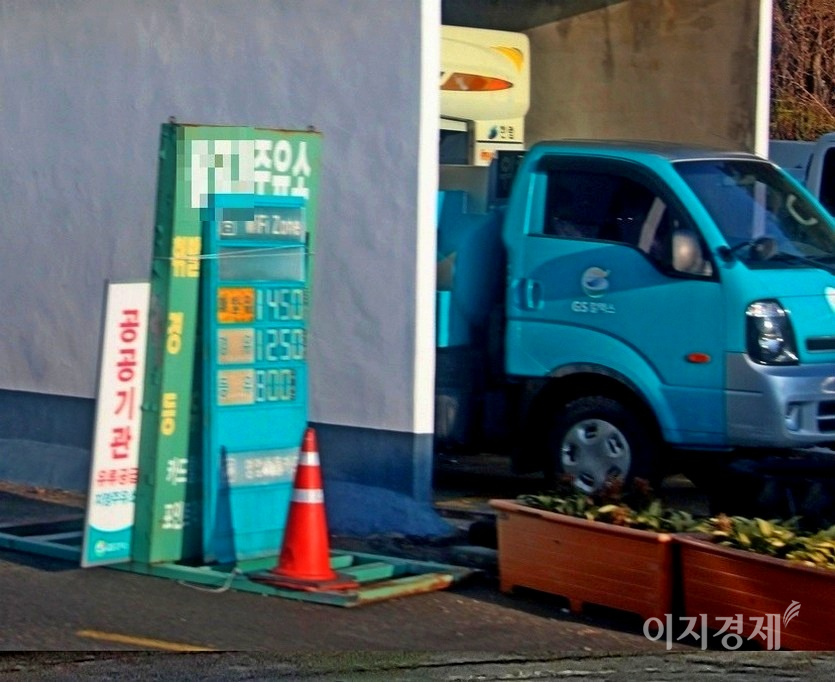 (위부터)전남 완도 완온로와 영암 현대대불로에 있는 일반주유소의 주초 유가 현황. 사진=김보람 기자