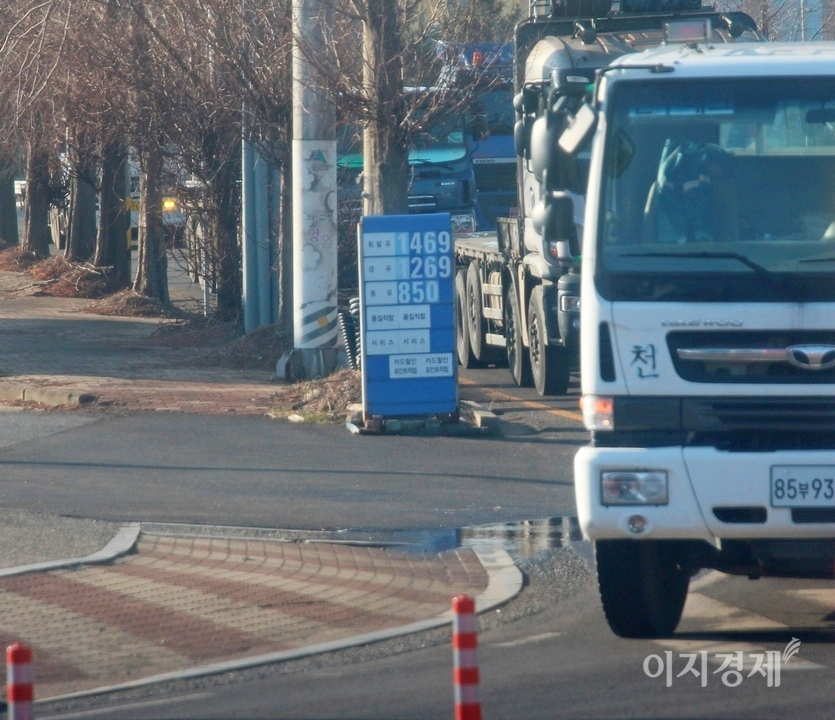 (위부터)전남 완도 완온로와 영암 현대대불로에 있는 일반주유소의 주초 유가 현황. 사진=김보람 기자