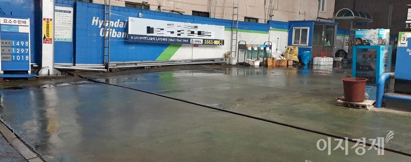 성남시 둔촌대로에 있는 셀프주유소와 이곳에서 700여미터 떨어진 일반주유소 주초 유가. 사진=김보람 기자