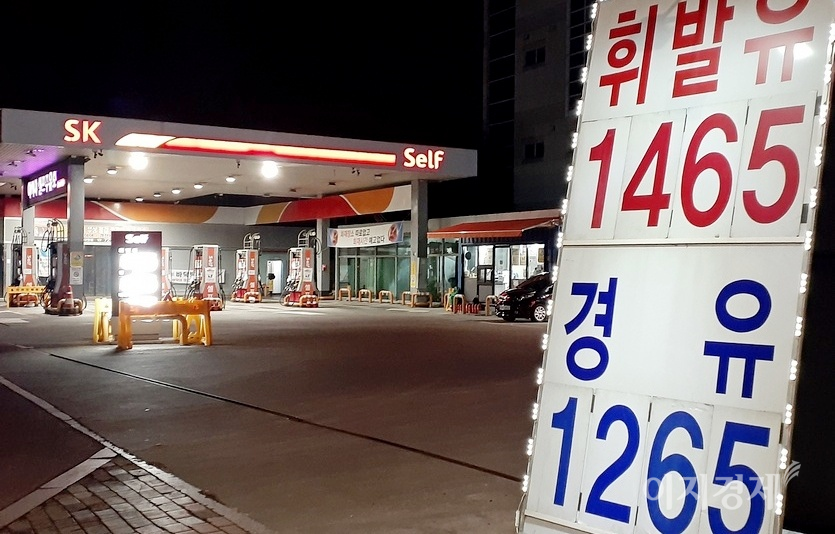 성남시 둔촌대로에 있는 셀프주유소와 이곳에서 700여미터 떨어진 일반주유소 주초 유가. 사진=김보람 기자
