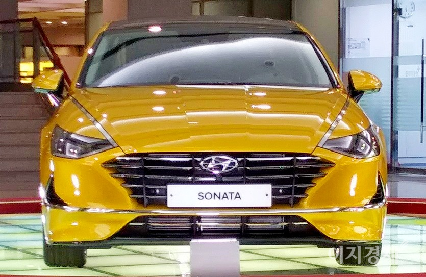 현대차 신형 쏘나타가 리암 리슨 주연의 ‘어니스트 림프’에 등장한다. 현대자 서울 양재 사옥에 전시된 신형 쏘나타. 사진=문룡식 기자