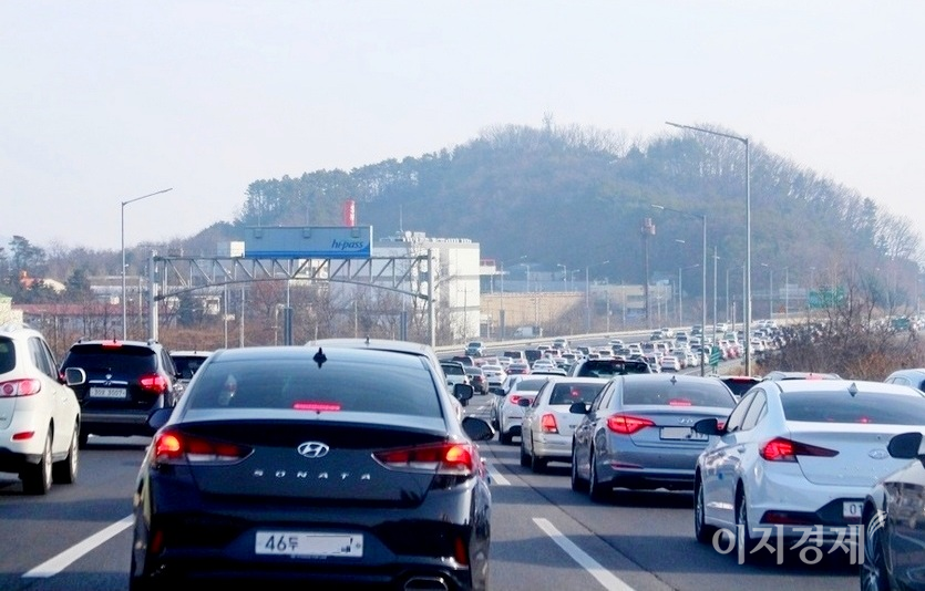 11일 0시 현재 국내 코로나19 신규 확진자가 504명 늘었다. 이중 수도권 발생이 국내 발생의 82%(383명)를 차지했다. 서울외곽순환고속국도 일산 구간의 10일 오후 모습. 사진=김보람 기자