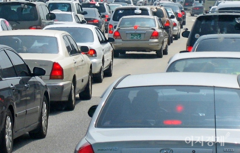 11일 설 연휴 첫날을 맞아 민족의 대이동이 본격화되면서, 전국 주요 고속국도에 귀경 차량이 몰렸다. 이날 오전 경부고속국도 서울요금소 부근 모습. 사진=양지훈 기자