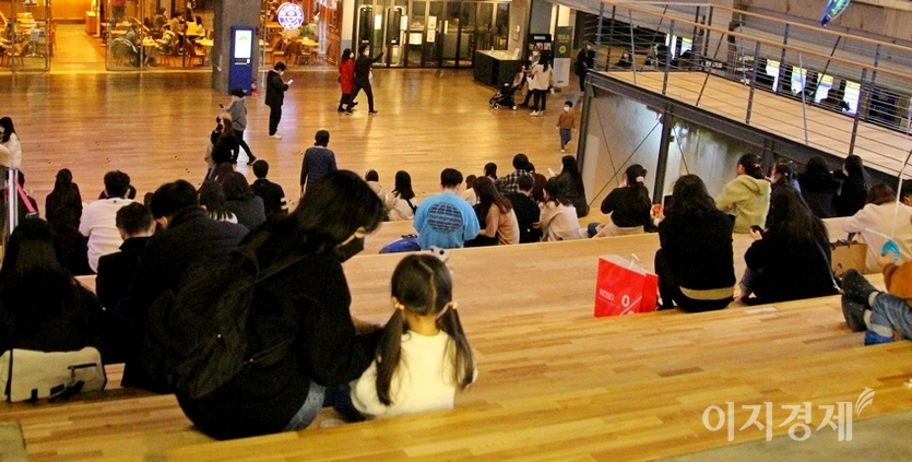 (위부터)쇼핑몰에 있는 한 복합상영관 계단 벤치에 영화를 보러 온 관람객이 모처럼 많다. 쇼핑몰 안에도 외출 나온 시민들로 북적인다. 사진=김보람 기자