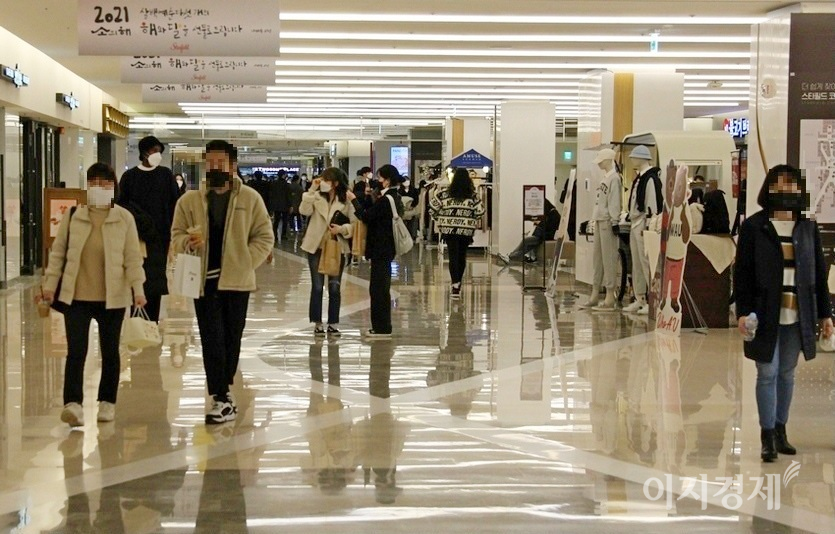 (위부터)쇼핑몰에 있는 한 복합상영관 계단 벤치에 영화를 보러 온 관람객이 모처럼 많다. 쇼핑몰 안에도 외출 나온 시민들로 북적인다. 사진=김보람 기자