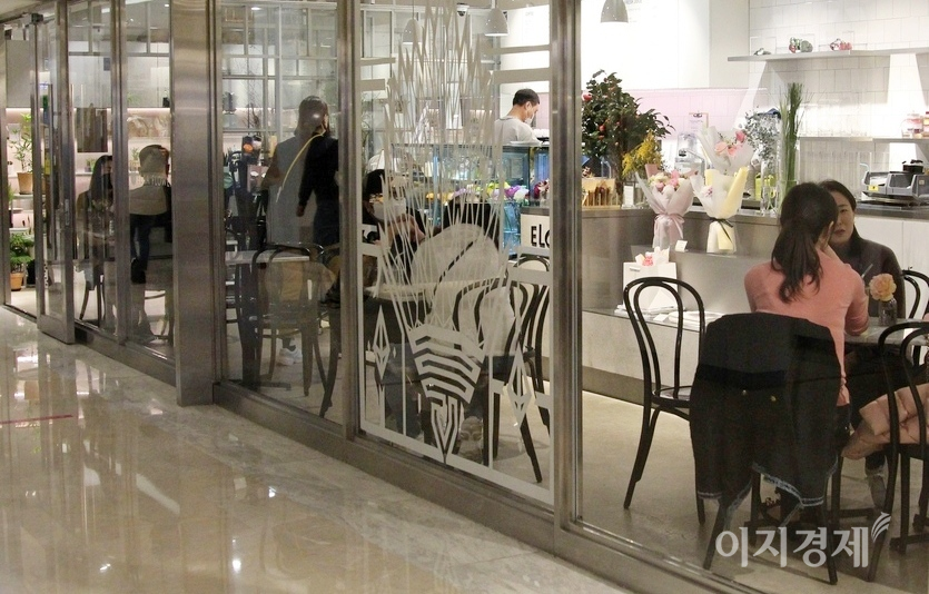 (위부터)꽃과 커피를 파는 가게, 건강과 미용 제품을 파는 가게에도 고객 발길이 끊이지 않고 있다. 사진=김보람 기자